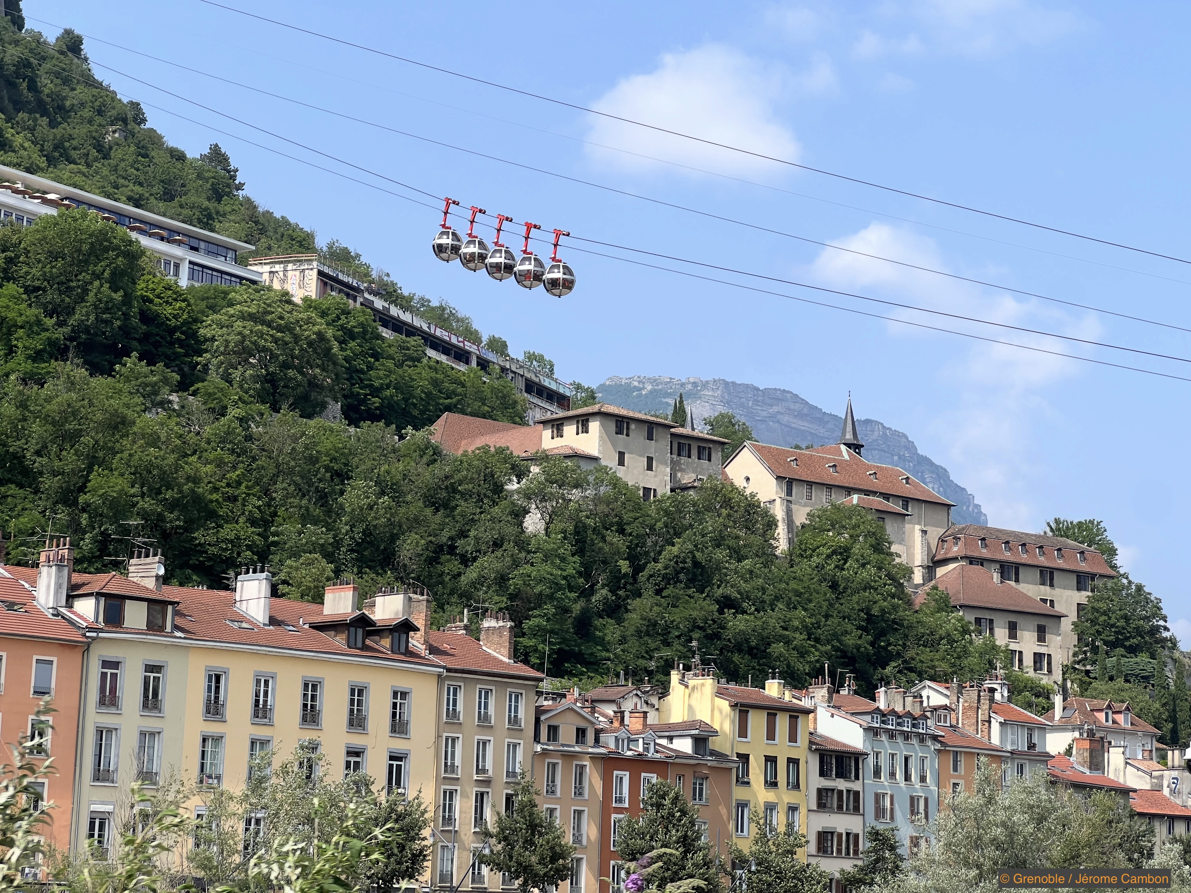 Vue de Grenoble avec les bulles de la Bastille et les montagnes